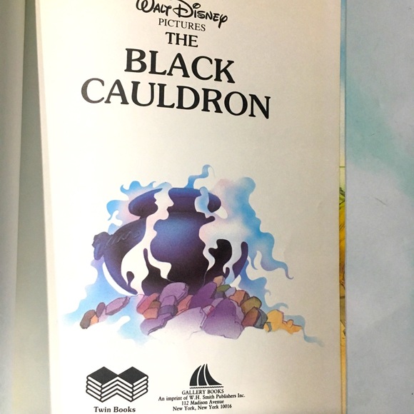 WALT DISNEY PICTURES 1990 THE BLACK CAULDRON BOOK - Picture 15 of 15